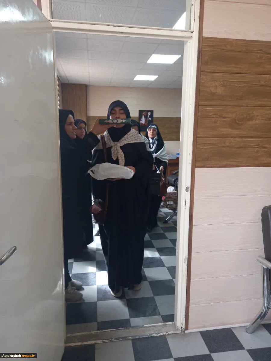 چند نفر از دانشجویان آموزشکده فنی و حرفه ای دختران مراغه در قالب اردوی راهیان نور با بدرقه مسئولان دانشگاه به مناطق عملیاتی اعزام شدند. 5