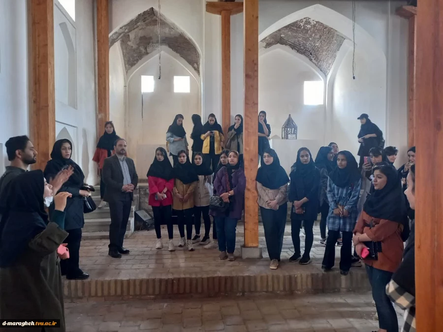 بازدید علمی دانشجویان رشته معماری در معیت اساتید از بناهای تاریخی شهرستان مراغه  3