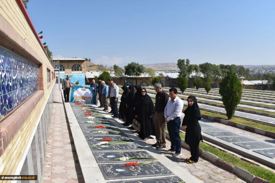 غبارروبی و گلباران مزار شهدا به مناسبت هفته دفاع مقدس 2