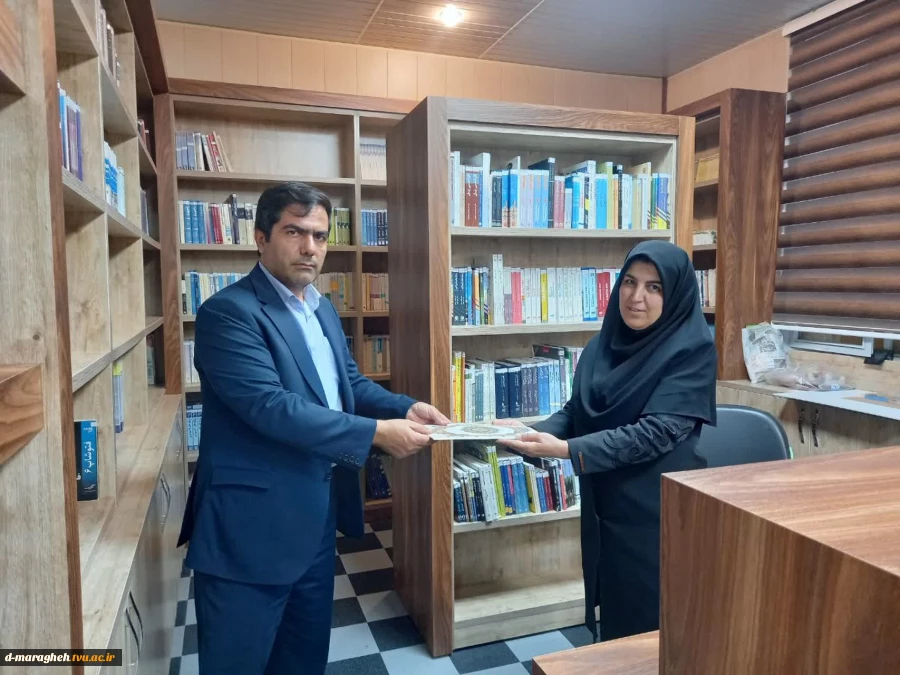 به مناسبت هفته کتاب و کتابخوانی و روز کتابدار، ریاست محترم آموزشکده ضمن بازدید از کتابخانه مرکز و بررسی کتابهای موجود در آن، با اهدای لوح تقدیر از کتابدار مجموعه تقدیر و تشکر نمودند. 
۱۴۰۲/۰۸/۲۴
 2