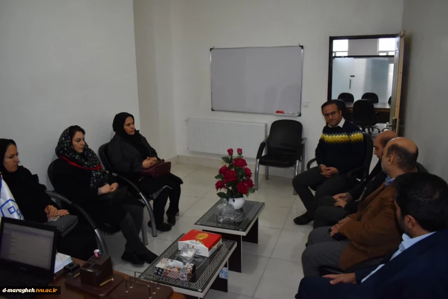 نشست سرپرست آموزشکده فنی و حرفه ای دختران  مراغه با رئیس مرکز رشد شهرستان مراغه 3