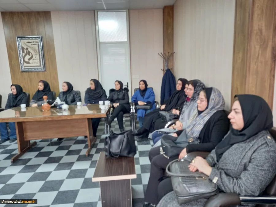 جلسه هم اندیشی اساتید مدعوی گروههای رشته حسابداری، معماری و تربیت کودک  با سرپرست آموزشکده  5