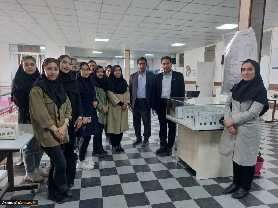 بازدید جناب اقای دکتر ابراهیم احمدی ریاست محترم دانشگاه فنی و حرفه ای استان آذربایجانشرقی از نمایشگاه دستاوردها و توانمندی های اساتید و دانشجویان رشته معماری 2