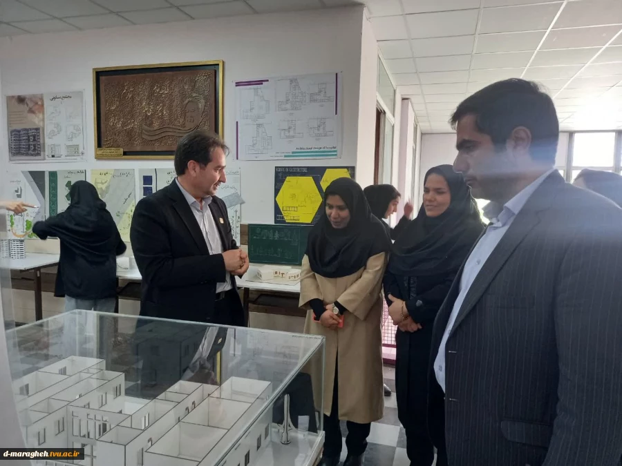 بازدید جناب اقای دکتر ابراهیم احمدی ریاست محترم دانشگاه فنی و حرفه ای استان آذربایجانشرقی از نمایشگاه دستاوردها و توانمندی های اساتید و دانشجویان رشته معماری 4