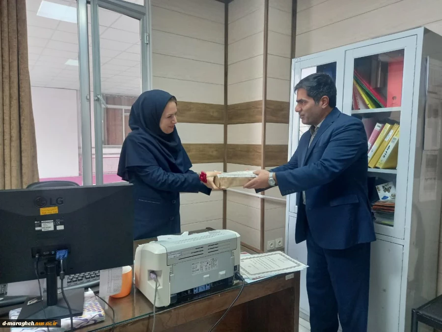 به مناسبت بزرگداشت روز زن و تکریم مقام مادر، از بانوان شاغل در آموزشکده تقدیر شد.  2