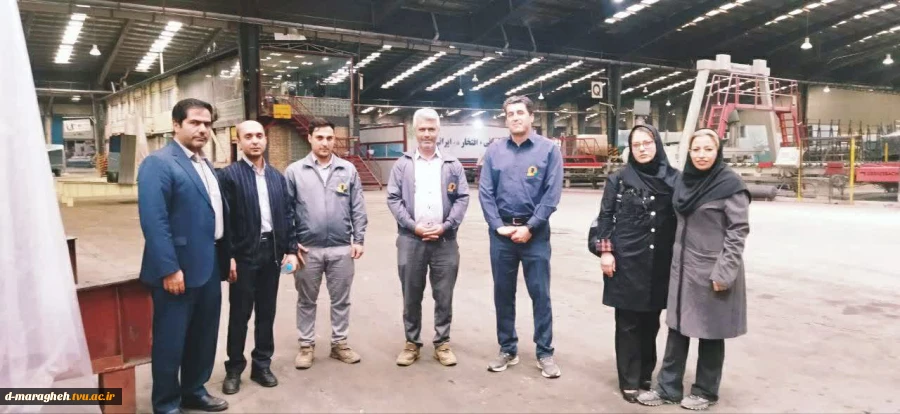 بازدید دانشجویان رشته تربیت کودک از کارخانه شیشه سازی 2