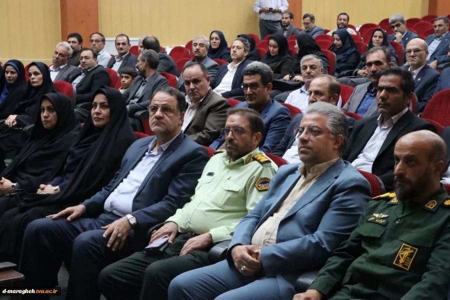 همایش بزرگداشت هفته دولت و تجلیل از کارمندان نمونه ادارات شهرستان مراغه 4